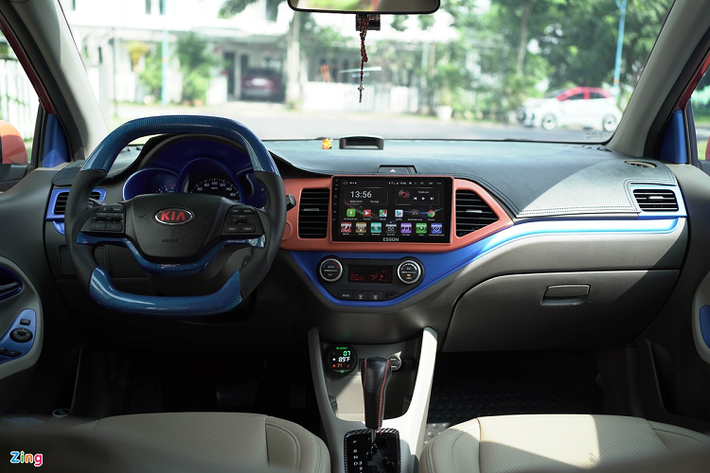 Những thay đổi lớn nhất trong nội thất nằm ở táp-lô xe. Khu vực bảng điều khiển trung tâm được phối màu cam/xanh dương lạ mắt.