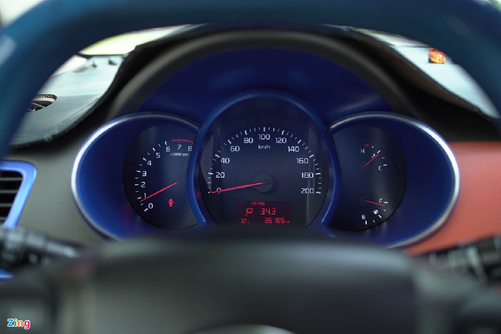 Vô-lăng kiểu đáy phẳng thể thao với ốp vân carbon xanh dương là chi tiết nổi bật nhất nội thất. Bên cạnh đó, cụm đồng hồ cũng được tùy biến để có tone màu xanh tương tự.