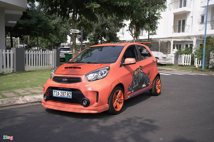 Với độ phổ biến sẵn có, mẫu xe Kia Morning giá rẻ được nhiều người chơi lựa chọn để độ. Chiếc Kia Morning trong bài viết gần như đã thay đổi hoàn toàn diện mạo, với những nâng cấp đến từ cả ngoại thất và nội thất.
