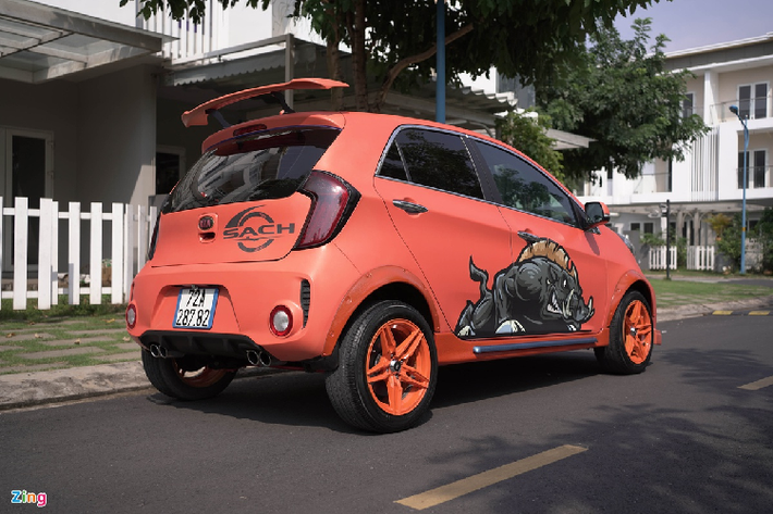 Về ngoại hình, Kia Morning bản độ này khoác lên mình lớp decal cam bắt mắt, đi kèm bộ mâm của BW cùng tông màu. Bên cạnh hình vẽ lợn rừng dữ tợn, vẻ ngoài của xe còn trở nên hầm hố hơn nhờ các chi tiết ốp crom trên cửa, gương, tay nắm cửa hay nẹp thân.