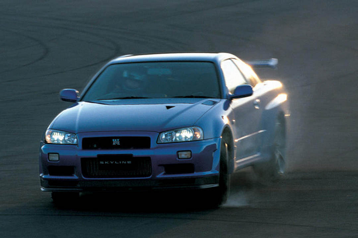 Ngay cả bản đời mới nhất của siêu xe Nissan GT-R R35 là mẫu Nismo 2021 với động cơ 3.8L, công suất 600 mã lực, tăng tốc 0 – 100 km/h trong 2,5 giây… cũng chỉ có giá chính thức là 210.800 USD. Thế mới thấy rằng giá trị của một “huyền thoại” như Skyline GT-R R34 ra sao.