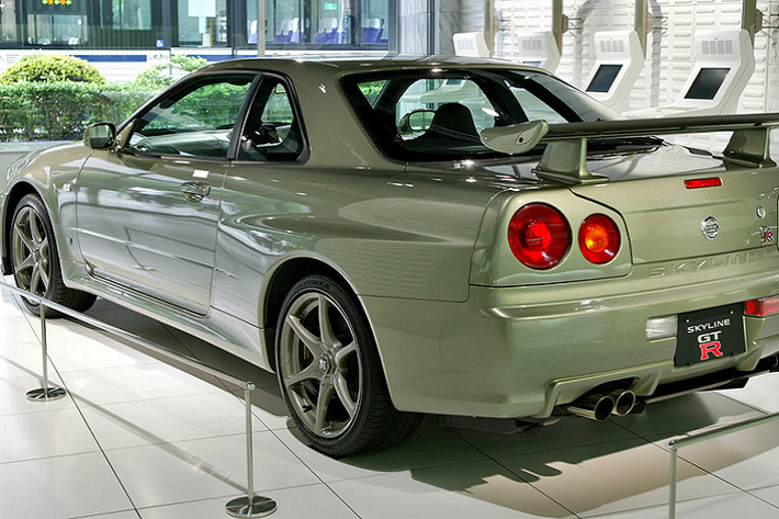Skyline GT-R R34 là mẫu xe tiền thân của dòng siêu xe Nissan GT-R R35 ngày nay, rất được ưa chuộng bởi giới độ xe và đua xe đường phố những năm đầu thập niên 2000. Skyline GT-R R34 cũng từng xuất hiện trong series phim nổi tiếng Fast &amp; Furious cùng tài tử Paul Walker và cho đến ngày nay vẫn được coi là một trong những huyền thoại JDM đối với những người đam mê xe hơi, và là một trong những mẫu xe vĩ đại nhất từng được Nissan chế tạo.