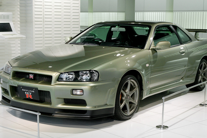 Nissan Skyline GT-R thế hệ R34 sản xuất từ năm 1999-2002. Xe nguyên bản sử dụng khối động cơ tăng áp kép, 6 xy-lanh thẳng hàng, dung tích 2.6L, cho công suất 276 mã lực và mô-men xoắn 400 Nm. Xe trang bị hộp số sàn 6 cấp Getrag và hệ dẫn động bốn bánh, cho khả năng tăng tốc 0 – 100 km/h trong 5,2 giây, vận tốc tối đa 250 km/h.
