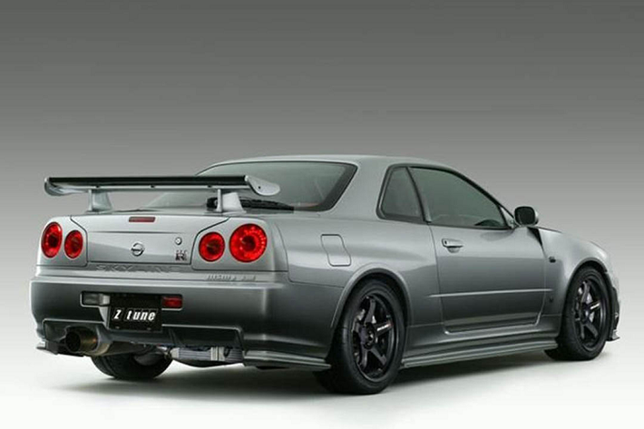 Chiếc Nissan Skyline GT-R R34 hàng hiếm này được nhấn mạnh khi biết rằng từ trước đến nay Nissan chỉ sản xuất đúng 1.000 chiếc phiên bản Nür, trong đó 718 chiếc đã là bản V-Spec II, còn lại 285 chiếc là M-Spec. Về màu sắc, chỉ 156 chiếc V-Spec II Nür có màu Millennium Jade, còn đối với M-Spec Nür thì cũng chỉ 144 chiếc được mang trên mình màu này.