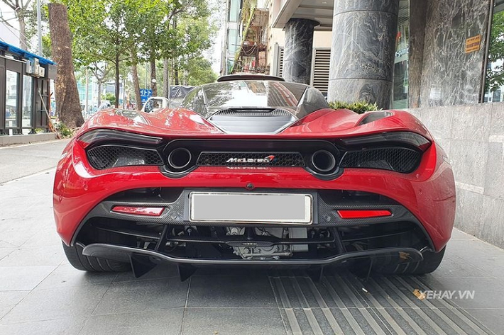 Được biết, màu sơn Memphis Red trên McLaren 720S này thuộc danh sách cá nhân hóa của chi nhánh MSO (McLaren Special Operation) và có giá lên tới 9.400 USD (tương đương khoảng 210 triệu đồng).