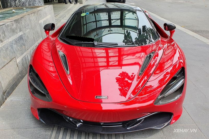 Cung cấp sức mạnh cho McLaren 720S Spider là cỗ máy xăng tăng áp kép V8 4.0 lít sản sinh công suất 710 mã lực và mô-men xoắn cực đại 769Nm, đi kèm là hộp số tự động tuần tự 7 cấp giúp xe chỉ cần 2,9 giây để tăng tốc từ 0 - 100 km/h. Tốc độ tối đa của xe đạt 325 km/h. Theo ước tính, mức giá xe McLaren 720S Spider trong bài viết này khoảng 1 triệu USD (hơn 23 tỷ đồng) sau khi được nhập khẩu về Việt Nam.