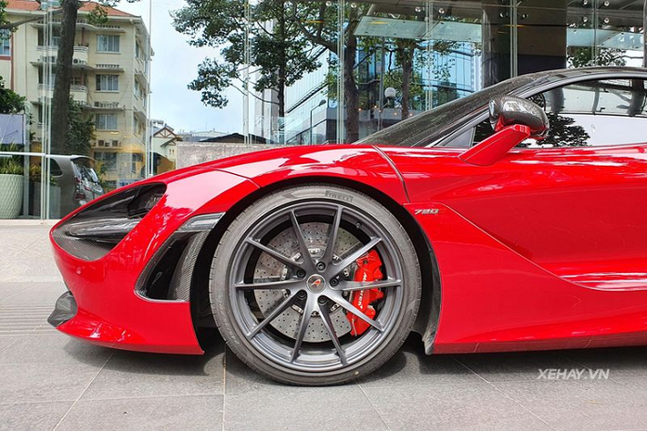 Ngoài lớp sơn ngoại thất độc đáo, chiếc McLaren 720S Spider này còn được trang bị gói Performance với nhiều chi tiết làm từ sợi carbon như cản trước, hốc đèn pha, gương chiếu hậu, nắp khoang động cơ, hốc hút gió và cản sau... Nhờ vậy mà siêu xe mui trần trở nên ấn tượng và mạnh mẽ hơn so với bản chuẩn.