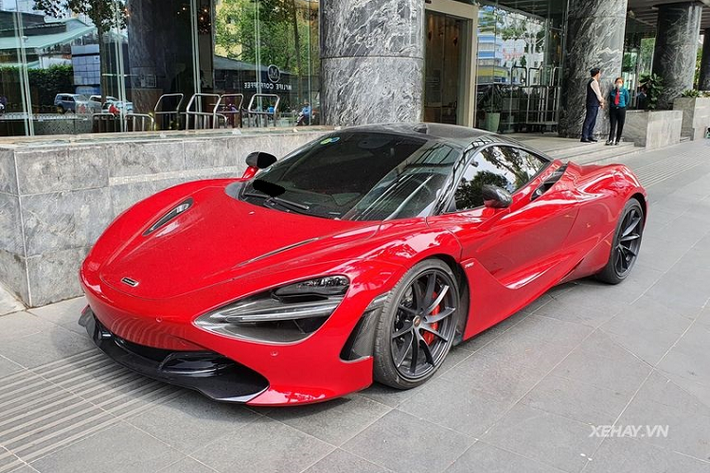 Chiếc siêu xe McLaren 720S trong bài là chiếc 720S duy nhất tại Việt Nam sở hữu tùy chọn sơn đỏ Memphis Red tuyệt đẹp. Sắc đỏ pha lẫn một chút cam giúp tôn lên kiểu dáng đầy phong cách cùng những đường thiết kế mềm mại quyến rũ của siêu xe Anh Quốc, khiến xe nổi bật dù ở bất kỳ đâu.