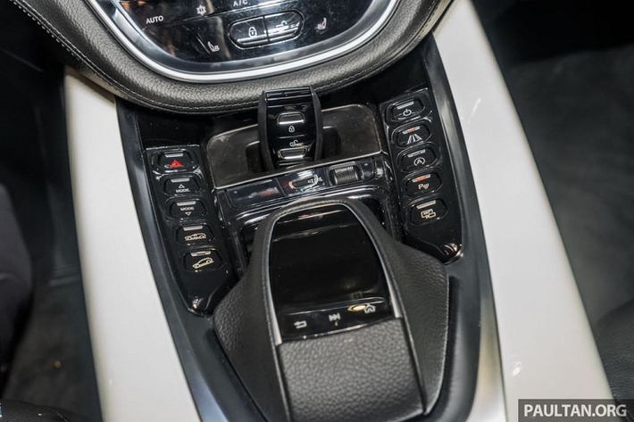 Thêm nữa, với việc thiết kế bộ mui vát nhẹ về phía sau càng khiến chiếc xe vốn có ngoại hình to lớn như DBX trở nên nhẹ nhàng và tinh tế hơn bội phần. Aston Martin DBX có trọng lượng chỉ 2.245 kg và kích thước tổng thể đạt 5.039 x 1.998 x 1.680 mm, tương ứng DxRxC, chiều dài cơ sở đạt 3.060 mm.