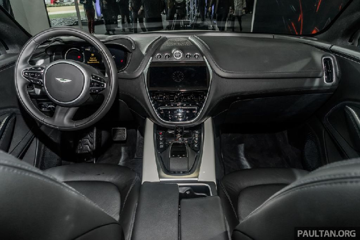 Dựa trên hình ảnh, chiếc Aston Martin DBX tại Việt Nam sở hữu nước sơn ngoại thất màu trắng tinh khôi. Trên thực tế, đây là gam màu được rất nhiều đại gia Việt lựa chọn trên các mẫu xe của mình bởi sự đơn giản, hiện đại và trang nhã của gam màu này mang lại. Ngoài ra, các thông tin liên quan tới trang bị của xe vẫn còn là một ẩn số.