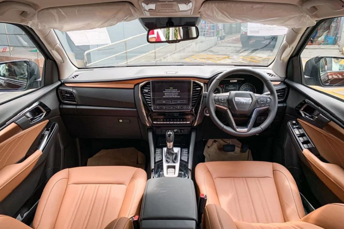 Isuzu Mu-X 2021 vận hành êm ái hơn khi hệ thống treo phía trước là loại độc lập, cánh tay đòn kép, giảm xóc và thanh ổn định. Hệ thống treo phía sau đã được thiết kế 5 liên kết đi kèm với thanh ổn định