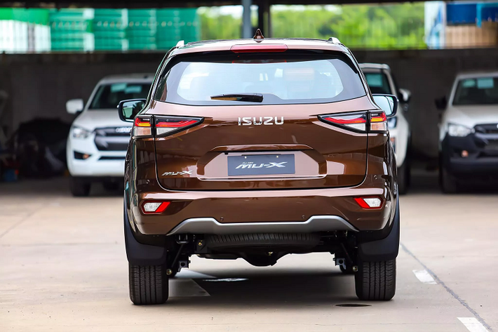 Nhờ đổi khung gầm mới dùng chung với D-Max 2021 cho phép Isuzu Mu-X 2021 có kích thước lớn hơn so với thế hệ cũ. Chiều dài cơ sở tăng thêm 10mm, đạt 2.855 mm và kích thước (DxRxC) lần lượt: 4.850 x 1.870 x 1.875 mm. Mặc dù đã bước sang thế hệ mới, những Isuzu không thay đổi động cơ trên cả hai dòng D-Max và Mu-X. Có thể lý giải, các dòng động cơ này vẫn đáp ứng yêu cầu về khí thải, có độ bền bỉ cao và đặc biệt là tiết kiệm nhiên liệu, nhất là dòng máy dầu 1.9L.