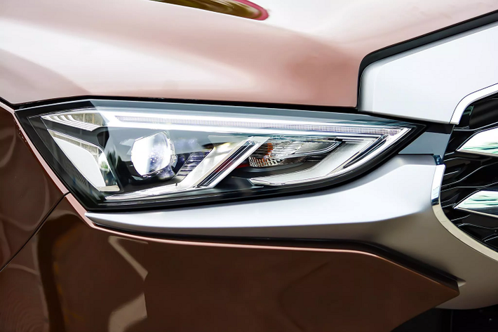 Sau khi ra mắt vào cuối tháng 10 vừa qua, Isuzu Mu-X 2021 mới đã bắt đầu “lên kệ” tại các showroom của Isuzu trên đất Thái. Mẫu xe này thuộc phiên bản máy dầu 1.9L, 1 cầu số tự động – 1.9 Ultimate AT 2WD có giá bán 1.434.000 bath (khoảng 1,066 tỷ đồng), đây cũng là phiên bản đối đầu trực tiếp với Toyota Fortuner 2.4 2WD AT có giá 1.424.000 bath (khoảng 1,088 tỷ đồng) tại Thái Lan.