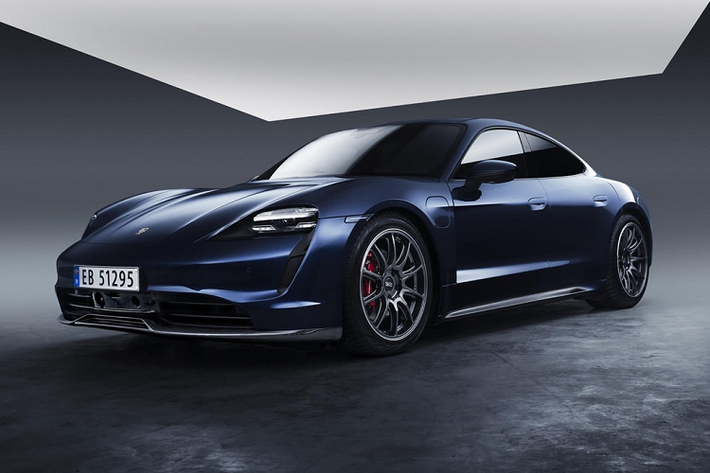 Thậm chí, nhiều người còn đánh giá Porsche Taycan hoàn toàn mới là mẫu xe đẹp nhất trong danh mục sản phẩm của Porsche. Nhưng nếu vẫn cảm thấy chưa hài lòng về ngoại hình của xe, người dùng có thể chọn thêm gói nâng cấp bằng sợi carbon, do Zyrus Engineering - công ty có trụ sở tại Na Uy sản xuất. Gói nâng cấp này giúp Taycan trở nên cá tính, thể thao hơn, được miêu tả như một gói OEM plus.