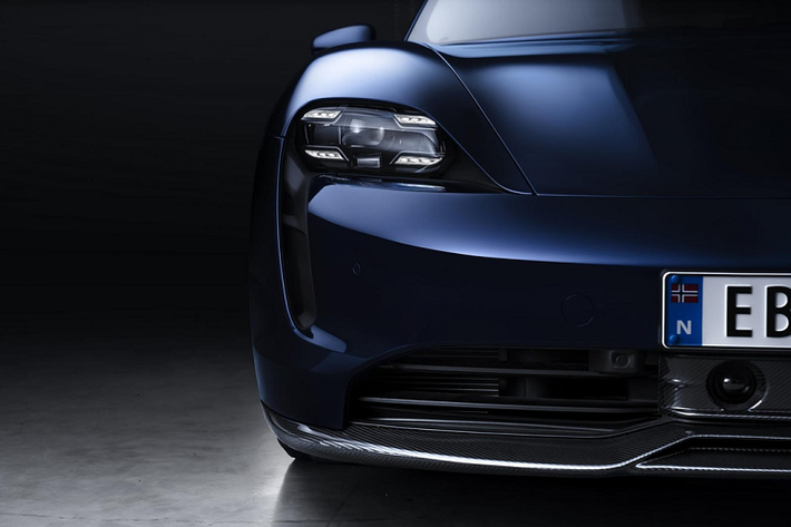 Zyrus có chuyên môn về việc chế tạo các chi tiết từ sợi carbon, hãng đã sản xuất tỉ mỉ và đầy đủ bộ phận của Taycan sau gần 3 tháng tạo mẫu