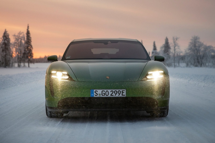 Còn tại Việt Nam, Porsche Taycan được cho ra mắt vào tháng 10 vừa qua với 3 phiên bản là 4S, Turbo và Turbo S, giá bán lần lượt là 5,72 tỷ, 7,96 tỷ và 9,55 tỷ đồng. Nếu trang bị thêm tùy chọn, giá xe sẽ tăng thêm.