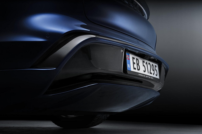 Những phụ kiện sợi carbon này bao gồm bộ khuếch tán phía sau, các chi tiết trang trí bên hông, cánh gió lớn, bộ chia gió trước, líp cản trước... Giá của toàn bộ gói nâng cấp này là 15.329 USD, có 2 tùy chọn carbon bóng hoặc mờ. Riêng cánh gió sau có giá 2.020 USD.