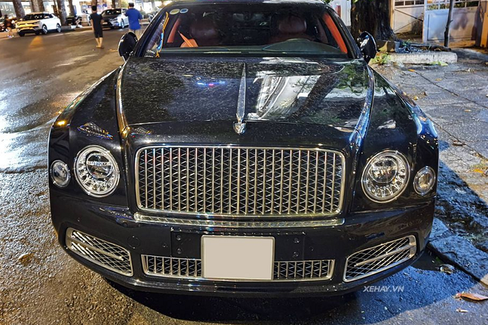 Ngoài ra, sự sang trọng của chiếc xe này còn nằm ở thiết kế với 4 loại gỗ được sử dụng để ốp cho Mulsanne W.O. Edition cùng điểm nhấn là những chi tiết bằng nhôm.