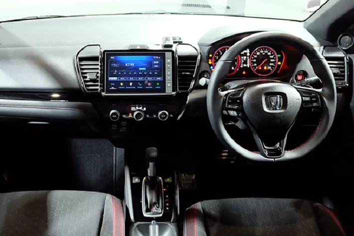 Nội thất City hatchback 2021 không khác biệt so với City sedan, bản RS đi kèm với: vô lăng 3 chấu điều chỉnh theo 4 hướng, bọc da đen với đường chỉ khâu màu đỏ, tích hợp điều khiển hành trình (Cruise Control) và lẫy chuyển số (Paddle Shift). Xe trang bị màn hình cảm ứng 8 inch hỗ trợ kết nối Apple CarPlay, Bluetooth, 8 loa, camera lùi hiển thị đa góc.