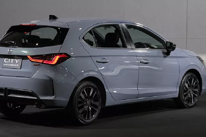 Honda City hatchback 2021 mới sử dụng động cơ 3 xy lanh dung tích 1.0L tăng áp DOHC mới nhằm thay thế cho động cơ 4 xy lanh dung tích 1.5L hút khí tự nhiên cũ. Động cơ 1.0L turbo này chia sẻ trực tiếp với biến thể sedan, xe sử dụng kết hợp với hệ dẫn động cầu trước (FWD) đi kèm với hộp số tự động vô cấp (CVT) giả lập 7 cấp.