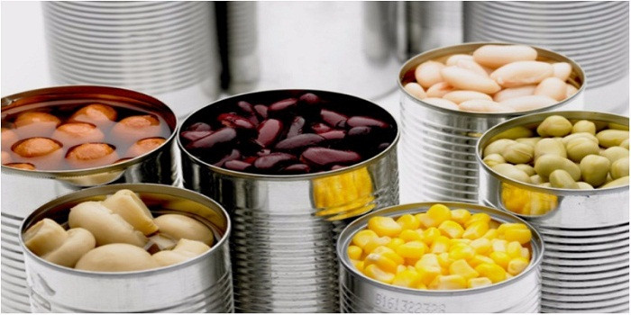 So với các món ăn tự nấu, thực phẩm đóng hộp dễ bị vi khuấn tấn công hơn nhiều. Sử dụng lại chúng sẽ khiến bạn tiêu thụ cả tá vi khuẩn có hại vào người. Ảnh: Internet.