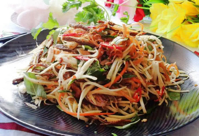 Salad. Nộm hay salad được chế biến với nhiều thành phần như sốt, giấm, rau các loại. Ngay cả khi chị em bảo quản chúng trong tủ lạnh thì chúng vẫn dễ dàng bị mốc. Ăn nộm để qua đêm gây khó chịu đường tiêu hóa, nặng thì gây đau bụng, tiêu chảy.
