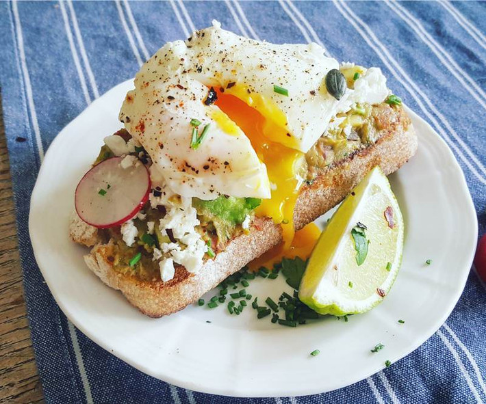 Vì vậy, thay vì bỏ bữa hay ăn một bữa sáng qua loa, một bữa sáng giàu protein sẽ giúp bạn khởi động ngày mới tràn đầy năng lượng. Ảnh: upfitness.