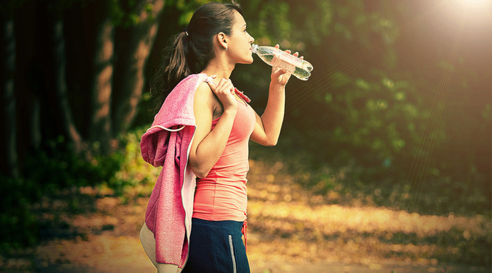 Bạn nên uống nhiều nước bởi việc tăng lượng nước uống hàng ngày có liên quan đến việc tăng giảm cân và tiêu hao năng lượng, cũng như giảm sự thèm ăn và lượng thức ăn tiêu thụ. Ảnh: healthpick.