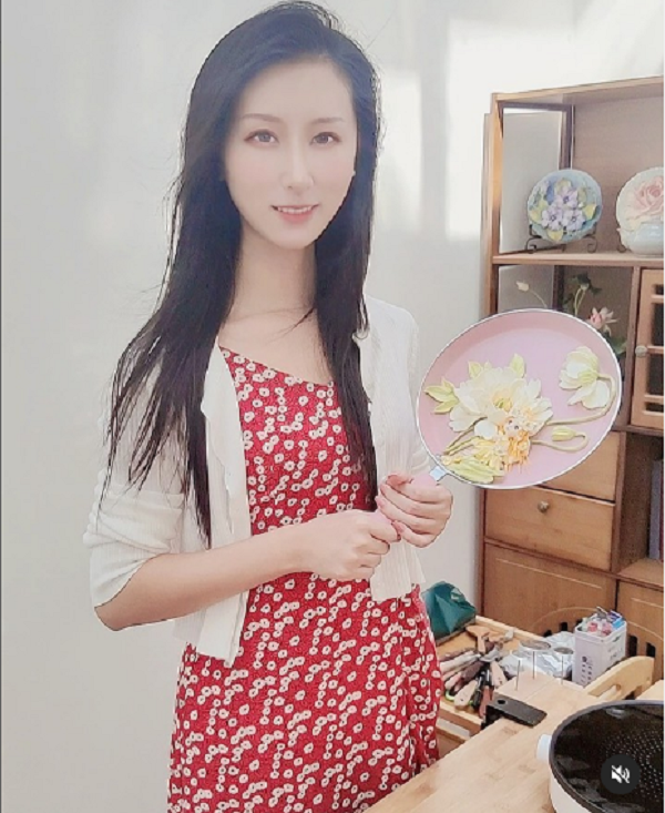 Nữ nghệ nhân Jiangcaicai đến từ Trung Quốc. Cô nổi tiếng trên mạng xã hội nhờ khả năng sáng tạo, trang trí bánh mì thô cứng trở nên sống động như những tác phẩm nghệ thuật. (Ảnh: IGNV)