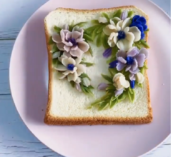 Thời gian đầu, Jangcaicai trang trí bánh mì bằng họa tiết hoa lá kiểu dáng khác nhau.