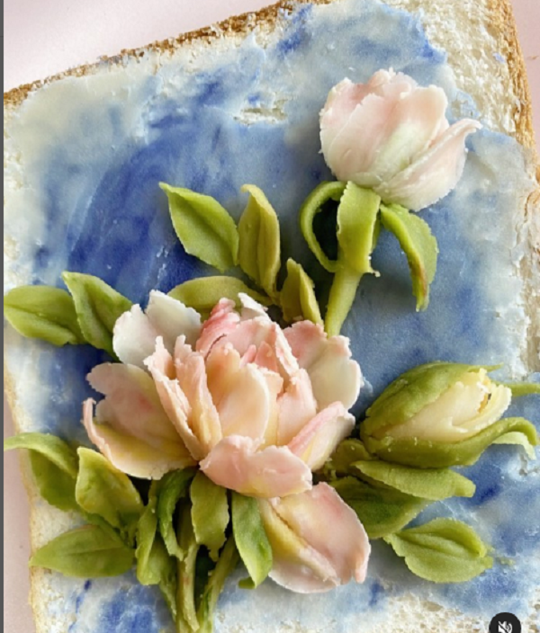 Khi thực hiện, Jangcaicai rất thích tạo hình hoa mẫu đơn. Những bữa sáng này thường rất nhiều màu sắc, cánh hoa được vẽ 3D không khác gì hoa thật khiến nhiều người kinh ngạc.