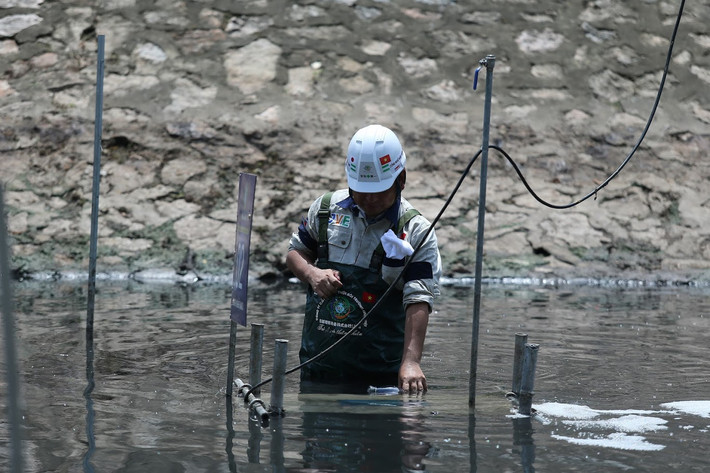 Mẫu nước thử được lấy ngay tại khu vực đặt máy để có thể cho kết quả tốt nhất.