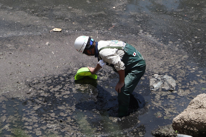 Những chỗ không được đặt máy, màu nước đen kịt cùng mùi hôi thối vẫn rất khó chịu.