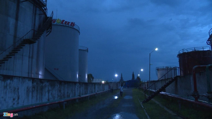 “Các doanh nghiệp ban đầu pha trộn xăng giả ngay tại cửa hàng. Tuy nhiên, sau khi nghi ngờ bị theo dõi, nhóm này đã pha trộn tại các kho hàng, tàu biển được cảnh giới cẩn trọng, người lạ không thể lại gần”, đại tá Quy nói.