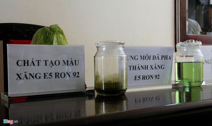 Theo kết quả điều tra ban đầu, từ ngày 1/1/2017 đến khi bị bắt, trung bình mỗi tháng nhóm này đưa ra thị trường trên 6 triệu lít xăng giả, tương đương 174 triệu lít trong hơn 2 năm, thu lợi bất chính ước tính hàng nghìn tỷ đồng.