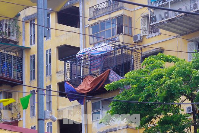 "Tại tòa chung cư A6 Giảng Võ, nhiều hộ gia đình đang tiếp tục cơi nới bằng rào sắt kiên cố và những "chuồng cọp" mới sẽ mọc lên, làm sau sẽ lớn hơn làm trước, trong khi chính quyền hầu như không có biện pháp ngăn chặn hay xử lý kiên quyết", một người dân A6 Giảng Võ bức xúc.