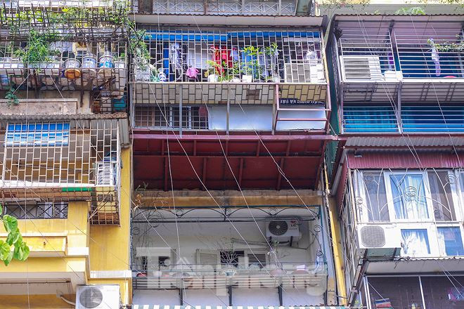 Hệ thống chuồng cọp rất phức tạp, đặc biệt là mất an toàn PCCC khi xảy ra cháy nổ. "Tôi sợ hãi khi nhìn thấy chung cư này, khi các căn hộ đua nhau làm chuồng cọp. Đặc biệt là khi có cháy nổ xảy ra thì không biết xử lý thế nào. Nếu có điều kiện tôi sẽ không mua nhà khu vực này", một người dân chia sẻ.