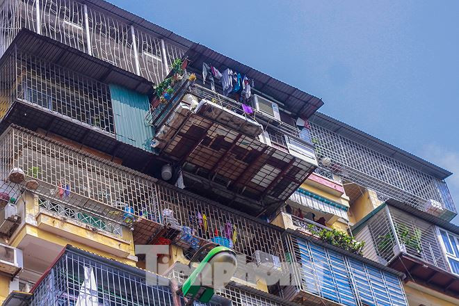 Thậm chí có những "chuồng cọp" ở khu chung cư Giảng Võ đua ra hẳn 4-5m, ngang một căn phòng nhỏ gây mất mỹ quan đô thị và an toàn về chất lượng công trình và PCCC.