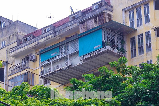 Một "chuồng cọp" tầng 8 chẳng khác gì một căn hộ "lơ lửng" vừa hoàn thiện xong, trong khi cơ quan chức năng hầu như không có động thái xử lý.