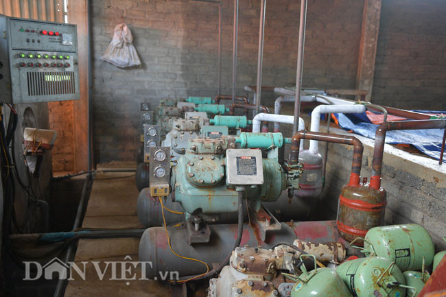 Để có được sản phẩm đá cây đạt chất lượng tốt, đáp ứng được lượng lớn đá lạnh vào mùa vụ, ông Triệu phải đầu tư hàng chục tỷ đồng để mua sắm máy móc, xây dựng nhà xưởng.