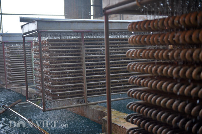 Hệ thống hạ nhiệt nước hiện đại trị giá hàng tỷ đồng tại cơ sở sản xuất đá cây của ông Triệu hoạt động hết công suất trong những ngày này.