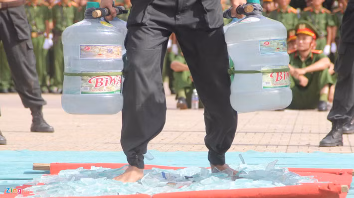 Đôi chân chiến sĩ cảnh sát cơ động đi trên các mảnh thủy tinh vỡ với khối lượng lớn nhưng hai bàn chân không bị mảnh vỡ gây sát thương. Để thực hiện được điều này, cán bộ chiến sĩ phải luyện cho đôi chân chắc và sức khỏe hơn người.