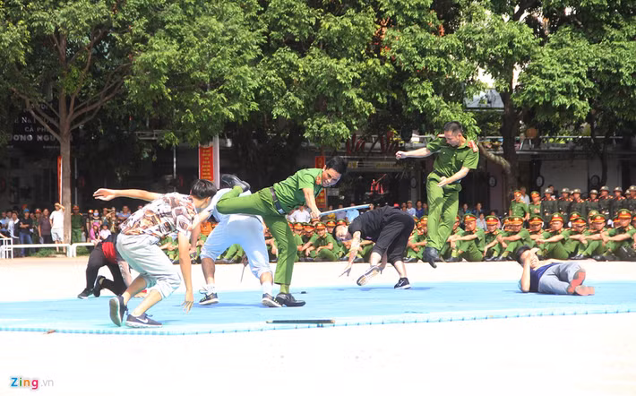 Trong một tình huống giả định, hai cán bộ công an phường ở Gia Lai đi tuần tra gặp 5 thanh niên gây rối trật tự công cộng. Khi cán bộ nhắc nhở thì chúng dùng hung khí tấn công nên bị hai chiến sĩ khống chế. 