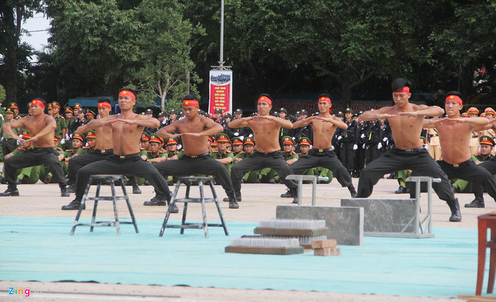 Hơn 20 cán bộ chiến sĩ lực lượng CSCĐ (Công an tỉnh Đắk Lắk) biểu diễn màn khí công. Đây thành quả của quá trình khổ luyện nhiều năm với những phương pháp đặc biệt kỷ luật của cán bộ CSCĐ nói chung và lực lượng cảnh sát đặc nhiệm nói riêng.