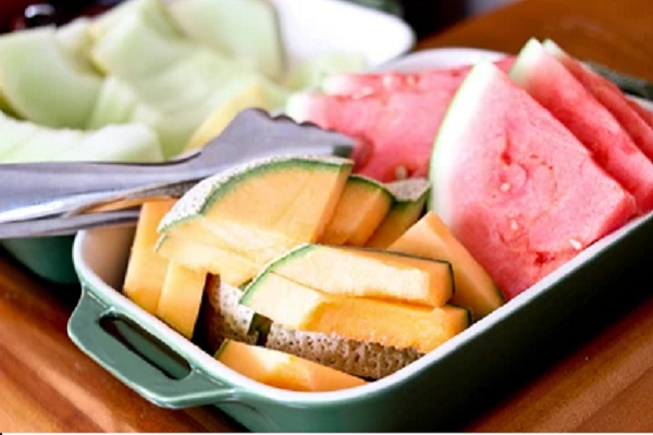 Các loại dưa. Nhiệt độ quá lạnh làm giảm một nửa dinh dưỡng của dưa. Lựa chọn tốt nhất là giữ chúng ở nhiệt độ phòng và chỉ cho vào tủ lạnh khi đã cắt lát. (Ảnh: Shutterstock)