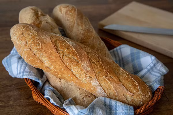 Bánh mỳ. Theo UK Harvest, bánh mì là một trong những thực phẩm bị lãng phí nhất ở Anh. Faye khuyến nghị nên giữ bánh trong thùng đựng bánh mì để kéo dài thời gian sử dụng bánh mì. (Barbara Bakes)