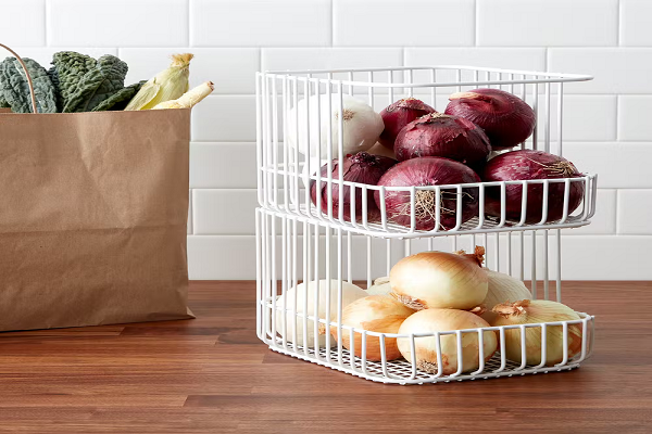 Hành tây và tỏi. Nhiệt độ lạnh khiến hành tây và tỏi nhanh hỏng và ảnh hưởng đến mùi vị, vì vậy mọi người chỉ nên bảo quản chúng trong chạn thức ăn. (Ảnh: The container store)