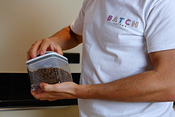 Cà phê. Faye nói rằng bảo quản cà phê trong tủ lạnh làm giảm hương vị thơm của nó. Do vậy, chỉ cần cất trong hộp kín để giữ được hương vị đậm đà và trọn vẹn của cà phê. (Ảnh: Batch coffee)