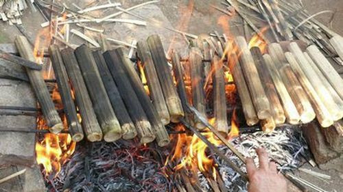 Cơm lam. Đây là một món ăn không thể thiếu trong các dịp lễ, Tết của đồng bào Cơtu. Cơm lam của đồngbaào Cơtu có vị thơm ngon đặc biệt bởi gạo ở đây được lấy từ một loại lúa thơm truyền thống của đồng bào Cơ tu, đó là gạo Prong. Để làm được một ống cơm lam, cách chọn tre cũng phải tủ mỉ sao cho không cụt ngọn, tre không non quá cũng không già quá. Ảnh: cachgiamcan