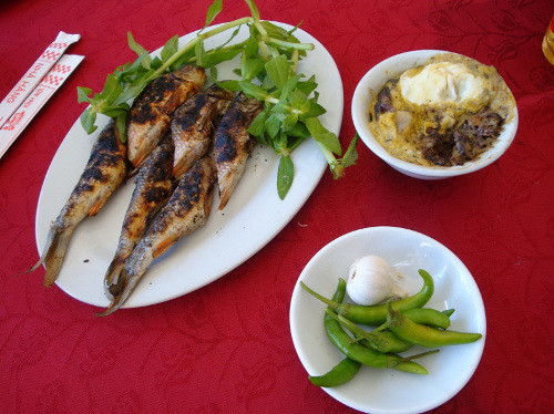 Cá niên. Cá niên được xem là món đặc biệt dùng để thiết đãi khách phương xa. Sau khi làm ruột sạch sẽ, dùng cây giang nhỏ xuyên qua thân cá từ đầu tới đuôi để giữ cho cá khi nướng chín thân vẫn thẳng. Ảnh: baoquangngai